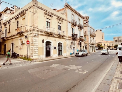 Immobile commerciale in Affitto a Siracusa, zona Gelone, 550€, 70 m²