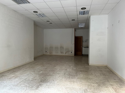 Negozio in Affitto a Avellino, 350€, 95 m²
