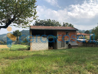 Pavullo nF, loc. S.Antonio, rustico comodo a tutti i servizi.