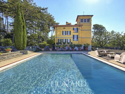 Prestigiosa villa con piscina in vendita vicino ad Arezzo