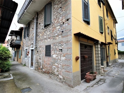Quadrilocale in Vendita a Lucca, zona Ponte a Moriano, 88'000€, 82 m², con Box