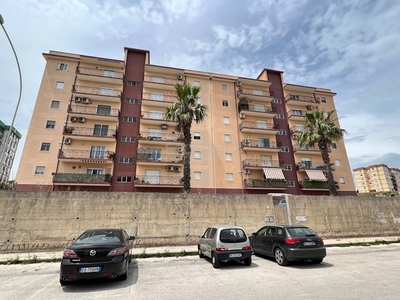 Quadrilocale in Vendita a Siracusa, zona Mazzarona, 93'000€, 111 m²