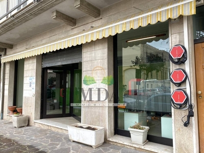 spazio commerciale in vendita a Nereto