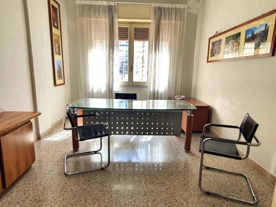 Ufficio in Affitto a Palermo, 250€, 100 m², arredato