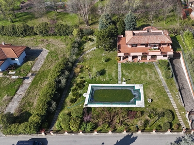 Villa a Padenghe sul Garda in Via F. Crispi