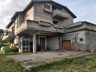 Villa Bifamiliare in in vendita da privato a Morro d'Oro contrada Case di Pasquale, 24