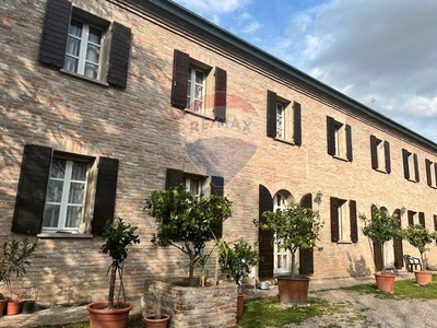Villa bifamiliare in Vendita a Ferrara, zona Francolino, 690'000€, 432 m²