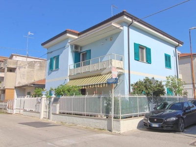 Villa Bifamiliare in vendita a Giulianova via Ischia, 16