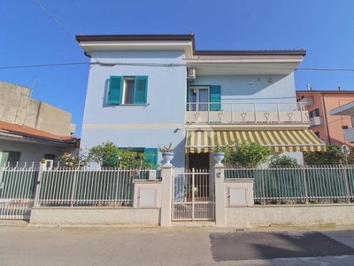 Villa Bifamiliare in vendita a Giulianova via Ischia, 16