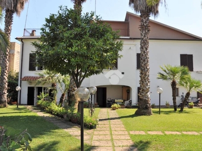 Villa Bifamiliare in vendita a Giulianova via Nievo, 50
