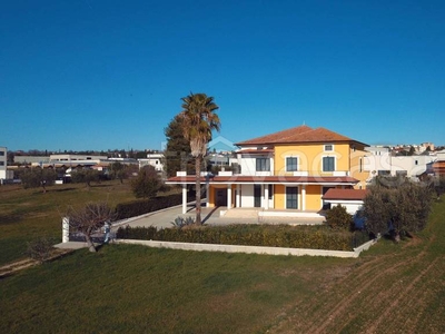 Villa Bifamiliare in vendita a Nereto via Certosa