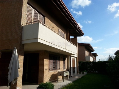 Villa in Affitto a Siracusa, zona Epipoli, 1'200€, 180 m², arredato