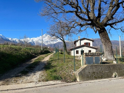 Villa in in vendita da privato a Isola del Gran Sasso d'Italia frazione Capsano, 45