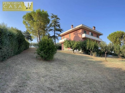 Villa in vendita a Bellante via Ticino, 3