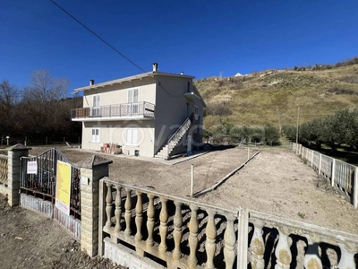 Villa in vendita a Castilenti contrada Ruote Fino