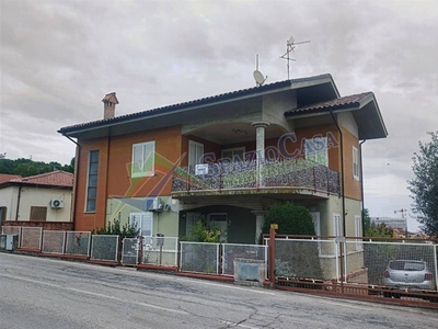Villa in vendita a Mosciano Sant'Angelo via della Stazione, 33
