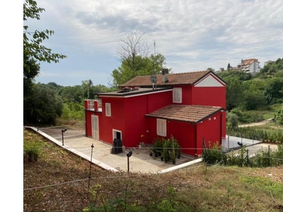 Villa in vendita a Nereto, Frazione San Savino, Via della Fontana 241