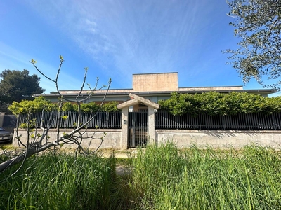 Villa Bifamiliare con giardino a Taranto