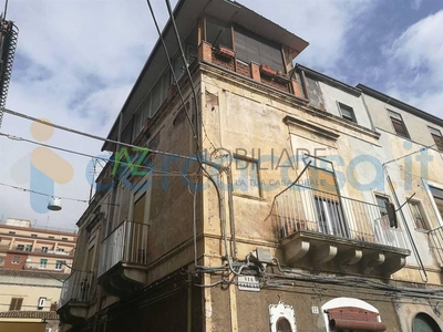 Appartamento Bilocale da ristrutturare, in vendita in Via Fratelli Giuffrida Lojacona, Catania