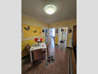 Appartamento in Affitto a Savona, 650€, 100 m²