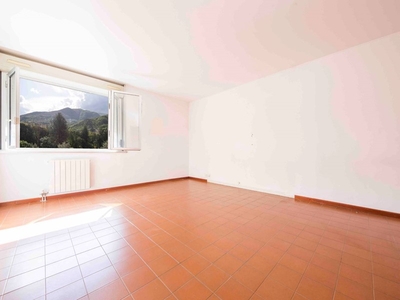 Appartamento in Vendita a Genova, zona Molassana, 89'000€, 97 m²