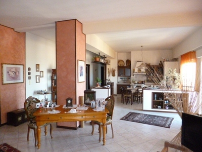 Appartamento in Vendita a Ragusa, 200'000€, 220 m², arredato, con Box