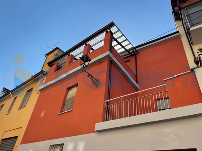 Appartamento Trilocale da ristrutturare, in vendita in Via Borghetto, Piacenza