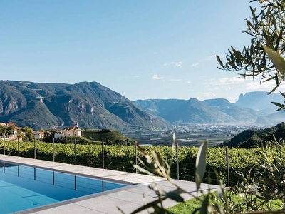 Appartamento 'Vernatsch' con vista sulle montagne, piscina in comune e Wi-Fi