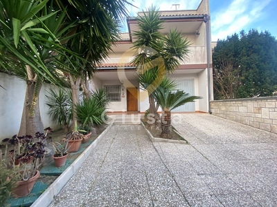 Casa Indipendente in Vendita a Brindisi, zona Perrino, 129'000€, 148 m²