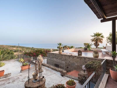 Casale a Pantelleria con giardino