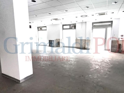 Immobile commerciale in Affitto a Napoli, 2'950€, 200 m²