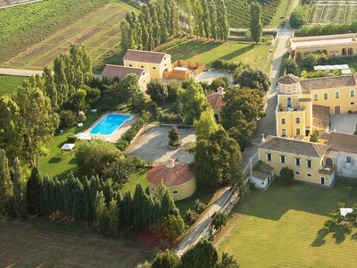 Incantevole casa a Battipaglia con piscina