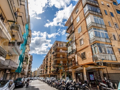 Negozio in Affitto a Napoli, 690€, 20 m²