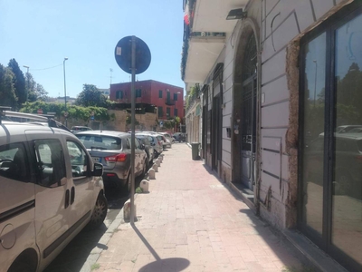 Negozio in affitto a Pozzuoli