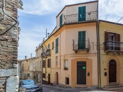 Nel primo entroterra pescarese, a metà strada fra il Mare Adriatico e il Gran Sasso, sorge Penne. Nel corso dei millenni è sempre stata protagonista e le sue origini affondano nella notte dei tempi, come testimonia un villaggio dell'età de bronzo rivenuto nella parte più antica della città. Penne fu la capitale del popolo italico dei vestini per diventare poi, in età romana, una città dalle imponenti mura di difesa e un importante centro culturale, politico e commerciale in epoca medievale. Il centro storico si articola su quattro colli (Colle Sacro, Colle Romano, Colle Castello e Colle Cappuccio) ed è fatto di strade strette, vicoli e case contraddistinte dall'uso del mattone a vista che le hanno fatto guadagnare l'appellativo di Città del Mattone.L'edificio in vendita è porzione finale di un opera architettonica settecentesca e tra i palazzi più importanti della cittadina. L'unità abitativa nei suoi due livelli è contraddistinta da ampi spazi interamente ristrutturati che rispettano le stringenti norme antisismiche vigenti, con una metratura ben organizzata in cui una buona dose di bianco, la presenza delle travi di legno e tanta luce, donano un tocco di modernità ad ambienti architettonicamente del passato che rimangono sempre affascinanti.Per terminare l'immobile offre un romantico terrazzo da dove godere di una vista invidiabile sul paesaggio circostante ed una grande cantina con soffitti a volta con mattoni faccia vista.