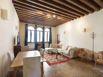 Ormesini: beautiful typical Venetian apartment, in the quiet Cannaregio district.