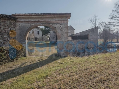 Rustico casale da ristrutturare in vendita a Solferino