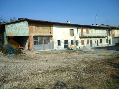 Rustico casale da ristrutturare in vendita a Villamiroglio