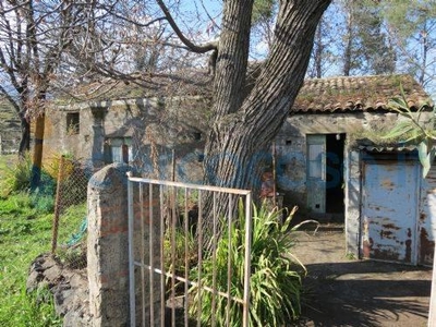 Rustico casale da ristrutturare, in vendita in Via Bongiardo, Zafferana Etnea