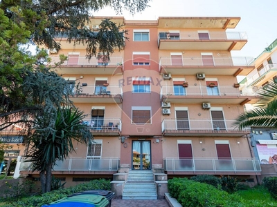 Trilocale in Vendita a Catania, zona Zona periferica, 110'000€, 111 m²