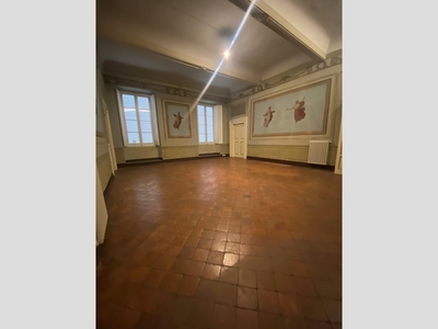 Ufficio in Affitto a Lucca, zona Centro Storico, 2'300€, 300 m²