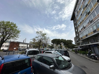 Ufficio in Affitto a Napoli, zona Fuorigrotta, 2'200€, 200 m²