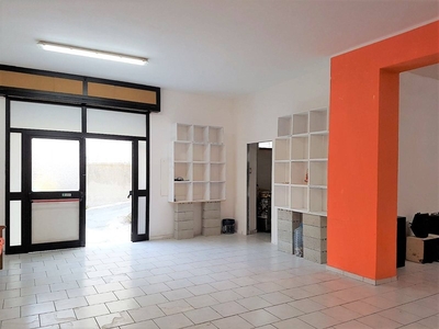 Ufficio in Vendita a Catanzaro, zona Piano Casa, 135'000€, 250 m²