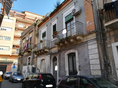 Vendita Appartamento, in zona PIAZZA SANTA MARIA DI GESÙ / ROCCAROMANA, CATANIA