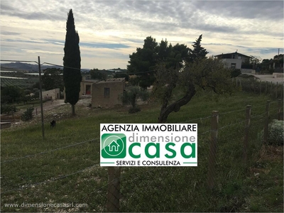 VENDITA: Azienda agricola mq 7.300 di terreno con annessi fabbricati per mq 330 C/2-A/4 in Contrada Roccella - Caltanissetta.