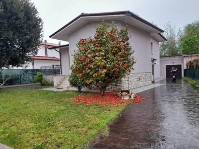 Villa in Vendita a Pietrasanta: Spaziosa e Ristrutturata, a Pochi Passi dal Mare