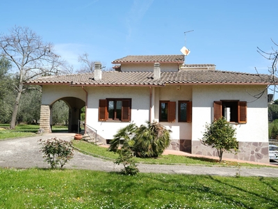 Villa in vendita a Caprarola