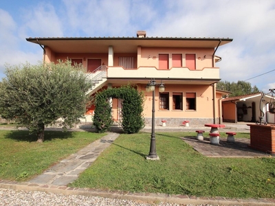 Villa in Vendita a Lucca, zona Santa Maria a Colle, 440'000€, 240 m², con Box