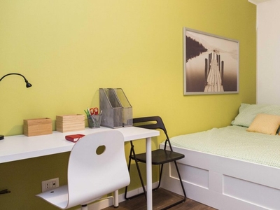Camere in affitto in appartamento con 10 camere da letto a Milano