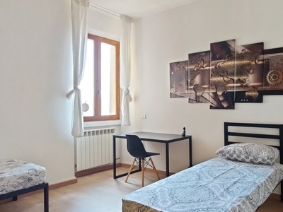 Camere in affitto in un appartamento con 3 camere da letto a Milano